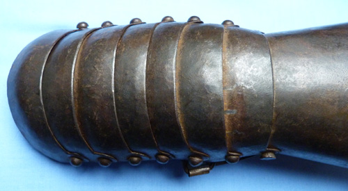 antique-armoured-gauntlets-3